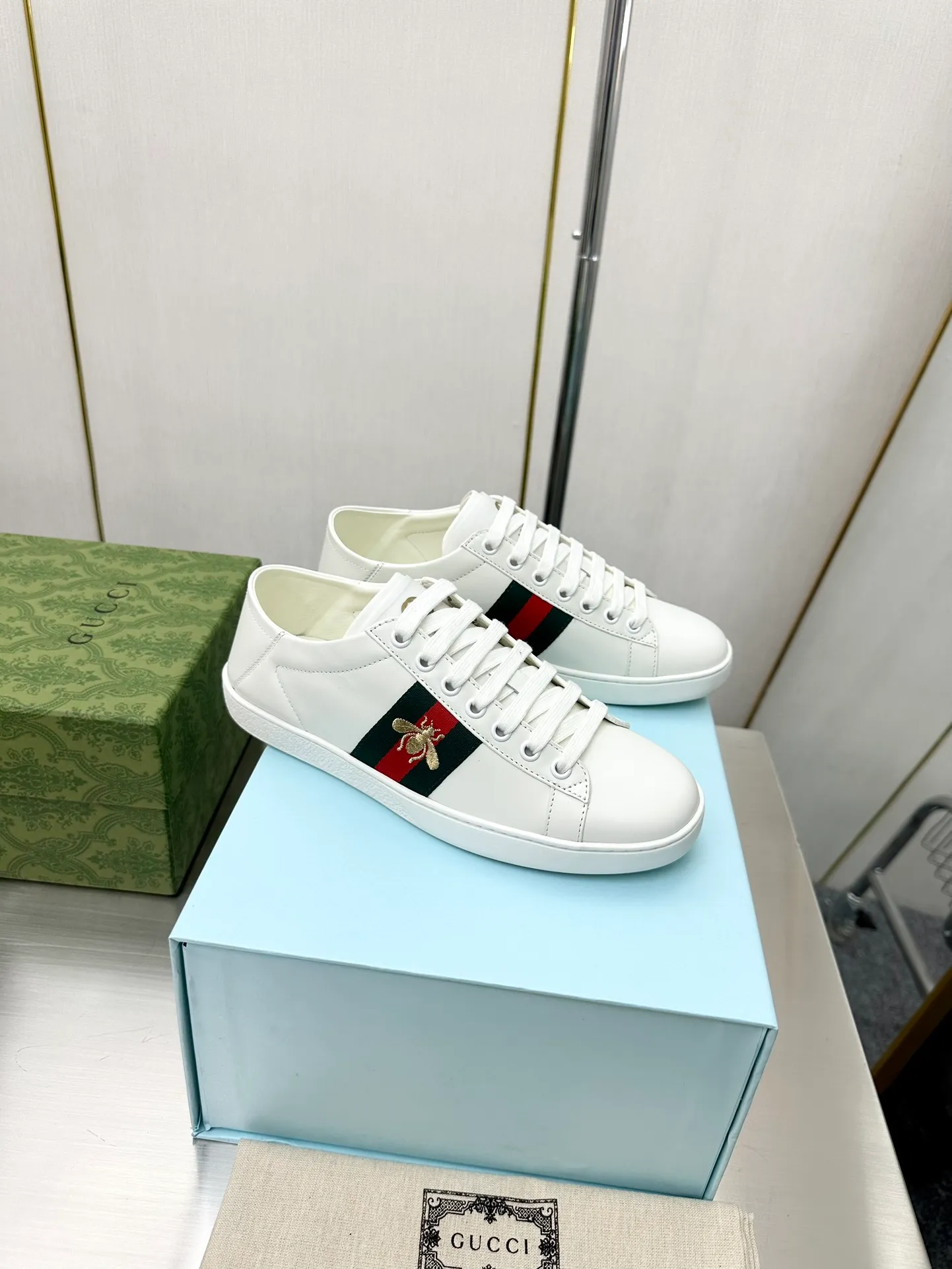 👟👟Ex-factory price 540👟👟 Men's size +10 Top version: Gucci G family classic Ace series Embroidery Little Bee White Shoes Couple Style Ribbon Love Casual Sports Shoes Sneakers Original Purchase Development Production This brand's classic low-top sports shoes interweave golden embroidered bees with red and green webbing. The bee is a classic element of the brand. It appeared in the Gucci ready-to-wear series in the 1970s. Exquisite packaging at the delivery counter🛍📦 ▪️Fabrics: Original custom imported first-layer cowhide ▪️Foots: Original custom cowhide lining ▪️Sole: Original open-molded rubber non-slip material ▪️Sole thickness: 2.5CM ▪️Size: Women's 34-41 (customized 34/41) ▪️Size: Men's 38-46 (38/46 customized)